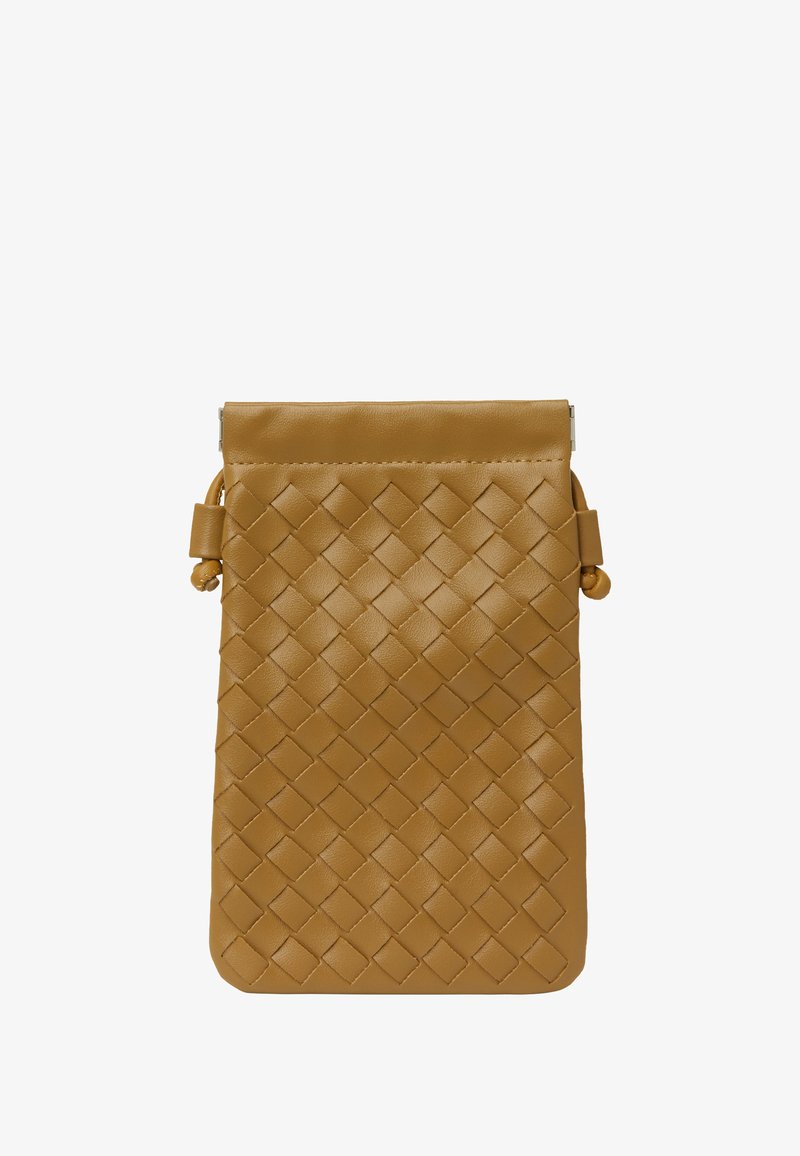 Bolso de cuero amarillo con textura trenzada, parte superior enrollada y correa lateral. Forma rectangular con acabado suave y sin detalles de herrajes visibles.