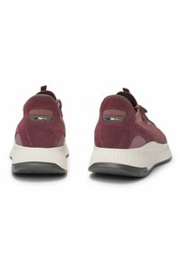 Burgunderfärgade mockaskor med texturerade mesh-paneler, grå detaljer och en vit vadderad sula; har snörning och en dragflik vid hälen.