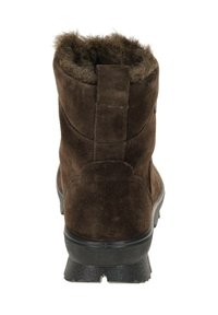 Bota de tobillo de ante marrón con forro suave en la parte superior, suela de goma negra texturizada y una pestaña rectangular en la parte posterior.