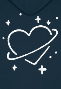 Felpa navy con un cuore bianco circondato da stelle e un design circolare, con un aspetto tessuto e cucito.