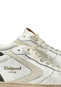 Sneakers bianchi in pelle con un design beige e grigio, pannello in suede testurizzato, lacci beige e finiture marrone chiaro. Logo "Valsport 1920".