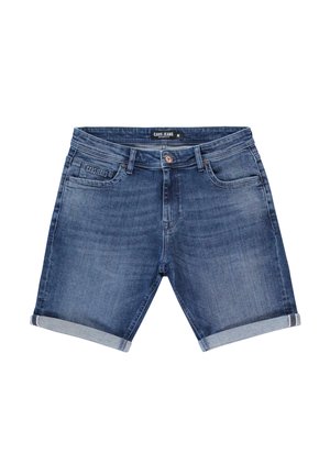 Donkerblauwe denim shorts met een opgerolde zoom, voorkruiszakken en een label op de tailleband. Glad textuur met een lichte vervaging.