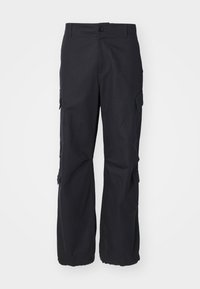 Sorte cargobukser lavet af slidstærkt stof. Har vide ben, flere sidelommer og en knaplukning i taljen.