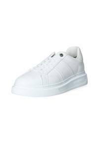Sneaker bianco in pelle liscia con punta tonda, suola testurizzata e tre strisce decorate. Presenta lacci piatti e dettaglio del logo sul lato.