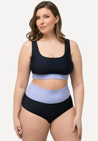 Černý a světle fialový dvoudílný bikini, který obsahuje top s kulatým výstřihem a vysokými kalhotkami s designem v blokovaných barvách. Hladký povrch.