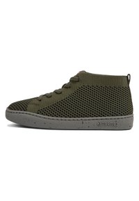 Sneaker alta in mesh verde oliva con suola grigia screziata, punta rotonda e design con lacci. Presenta una parte superiore in maglia testurizzata e una branding minima.
