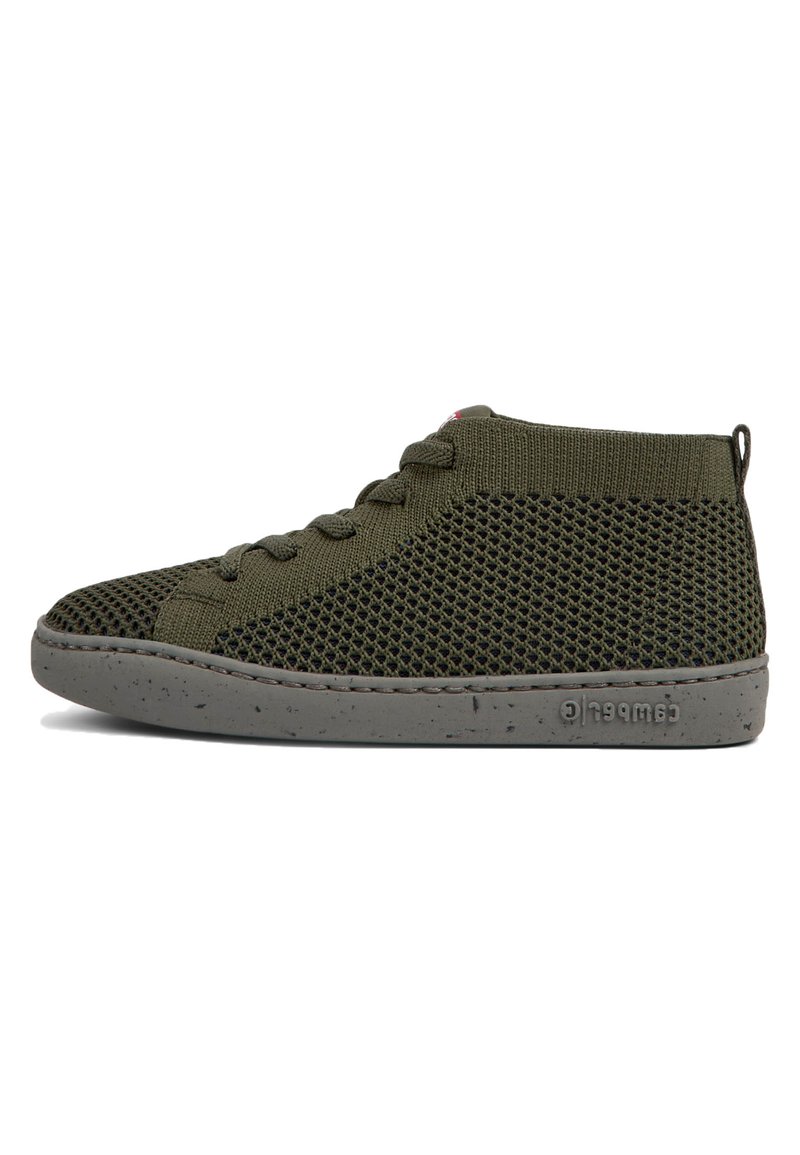 Sneaker alta in mesh verde oliva con suola grigia screziata, punta rotonda e design con lacci. Presenta una parte superiore in maglia testurizzata e una branding minima.