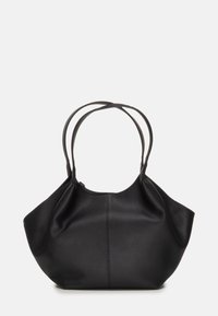 Borsa tote nera in pelle con finitura testurizzata, dotata di due lunghe maniglie e una forma morbida e sfilacciata. Chiusura a zip nella parte superiore.