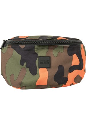 Gürteltasche mit Camouflage-Muster, schwarzem Reißverschluss und schwarzem quadratischen Logo-Patch mit der Aufschrift „Urban Classics“ vorne in der Mitte.