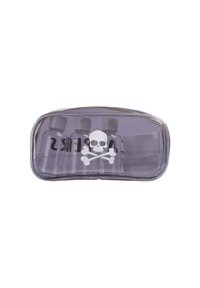 Bolsa de cosméticos de plástico transparente con un tinte púrpura, que presenta un diseño de calavera y huesos cruzados en blanco. Contiene tres frascos pequeños y un tarro redondo.