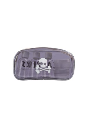 Bolsa de cosméticos de plástico transparente con un tinte púrpura, que presenta un diseño de calavera y huesos cruzados en blanco. Contiene tres frascos pequeños y un tarro redondo.