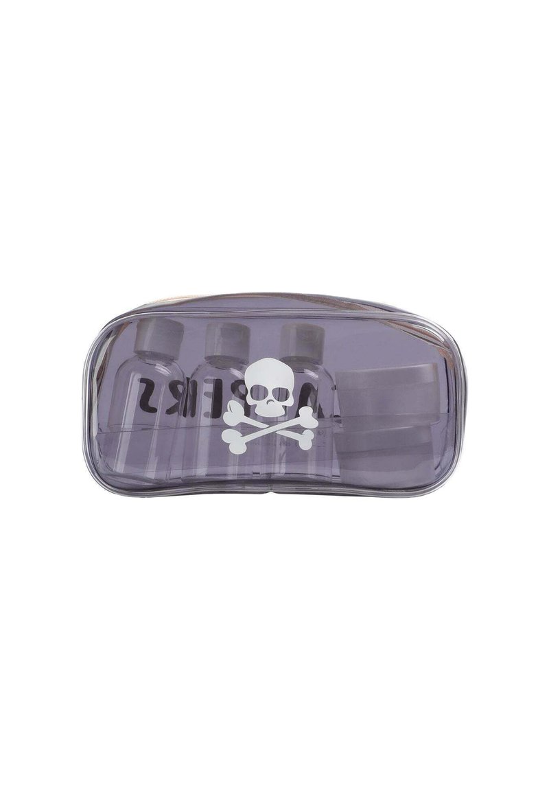 Bolsa de cosméticos de plástico transparente con un tinte púrpura, que presenta un diseño de calavera y huesos cruzados en blanco. Contiene tres frascos pequeños y un tarro redondo.