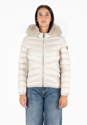 Giacca imbottita di un leggero color beige con cappuccio foderato in pelliccia e zip frontale; presenta un motivo a zig zag e polsini elastici.