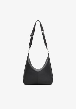 Schwarze Leder-Umhängetasche mit verstellbarem Stoffriemen und silbernen Verschlüssen, mit einem geschwungenen, geräumigen Design.