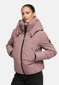 Gevoerde roze jas met een hoge kraag, ritssluiting aan de voorkant en zijzakken. Bevat zwarte accenten en een iets glanzende textuur.