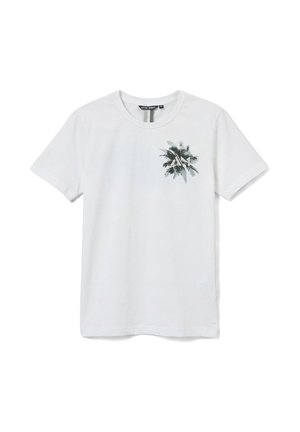 Camiseta blanca de manga corta con cuello redondo y pequeño dibujo de palmera verde en el pecho izquierdo.