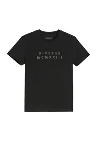 Czarny bawełniany t-shirt z okrągłym dekoltem i krótkimi rękawami, z napisem "DIVERSE MCMXCIII" w grubym, jasnoszarym foncie na przodzie.