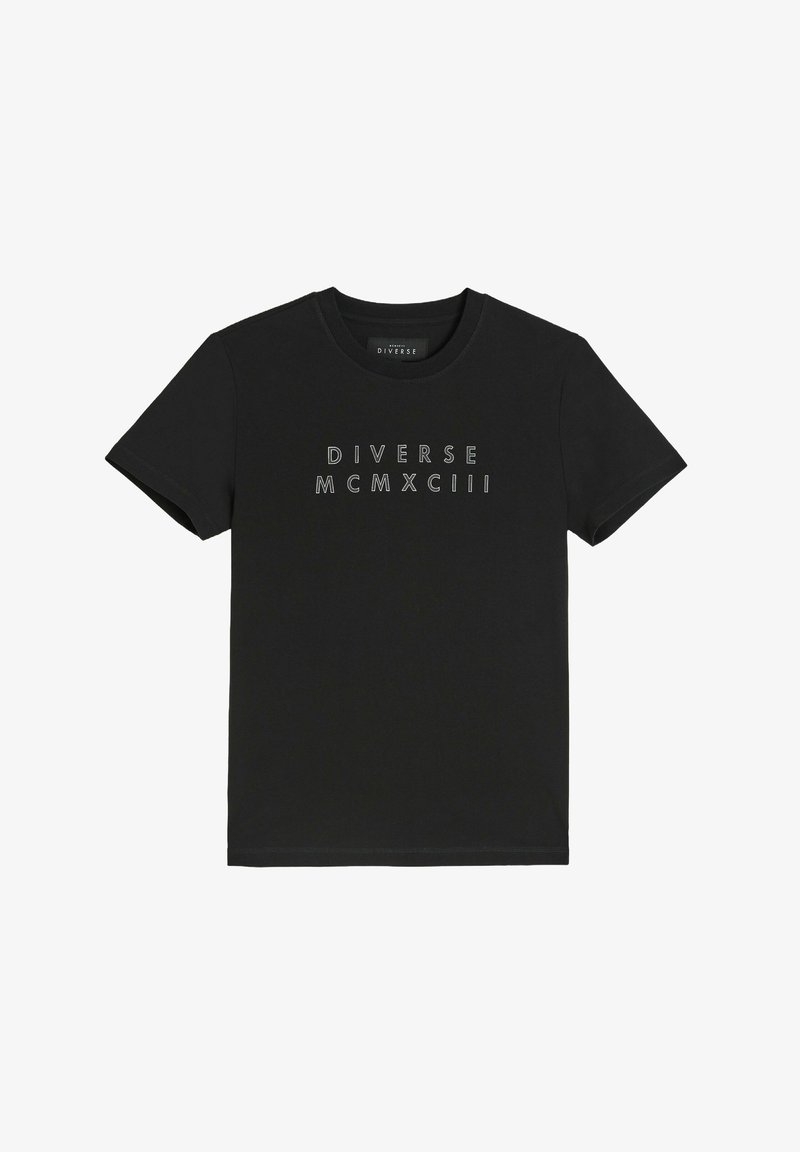 Czarny bawełniany t-shirt z okrągłym dekoltem i krótkimi rękawami, z napisem "DIVERSE MCMXCIII" w grubym, jasnoszarym foncie na przodzie.