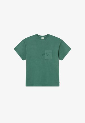 T-shirt in cotone verde con tasca frontale e testo "BLKVIS" in design ad arco. Maniche corte e collo a giro.