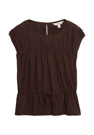 Blusa a maniche corte marrone scuro con collo rotondo, dettagli di tessuto arricciato e una cintura da annodare in vita, con etichetta M&S, distesa su uno sfondo bianco.