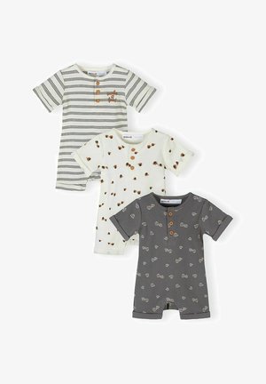 Trzy krótkie kombinezony dla niemowląt: biały w czarne paski, biały z brązowymi nadrukami żołędzi oraz szary z białymi twarzami niedźwiadków, wszystkie z drewnianymi guziczkami.