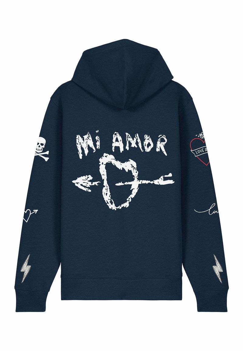 Felpa blu navy con grafiche bianche che includono "Mi Amor", teschio, cuore e fulmine; presenta un design a freccia e un tessuto testurizzato.