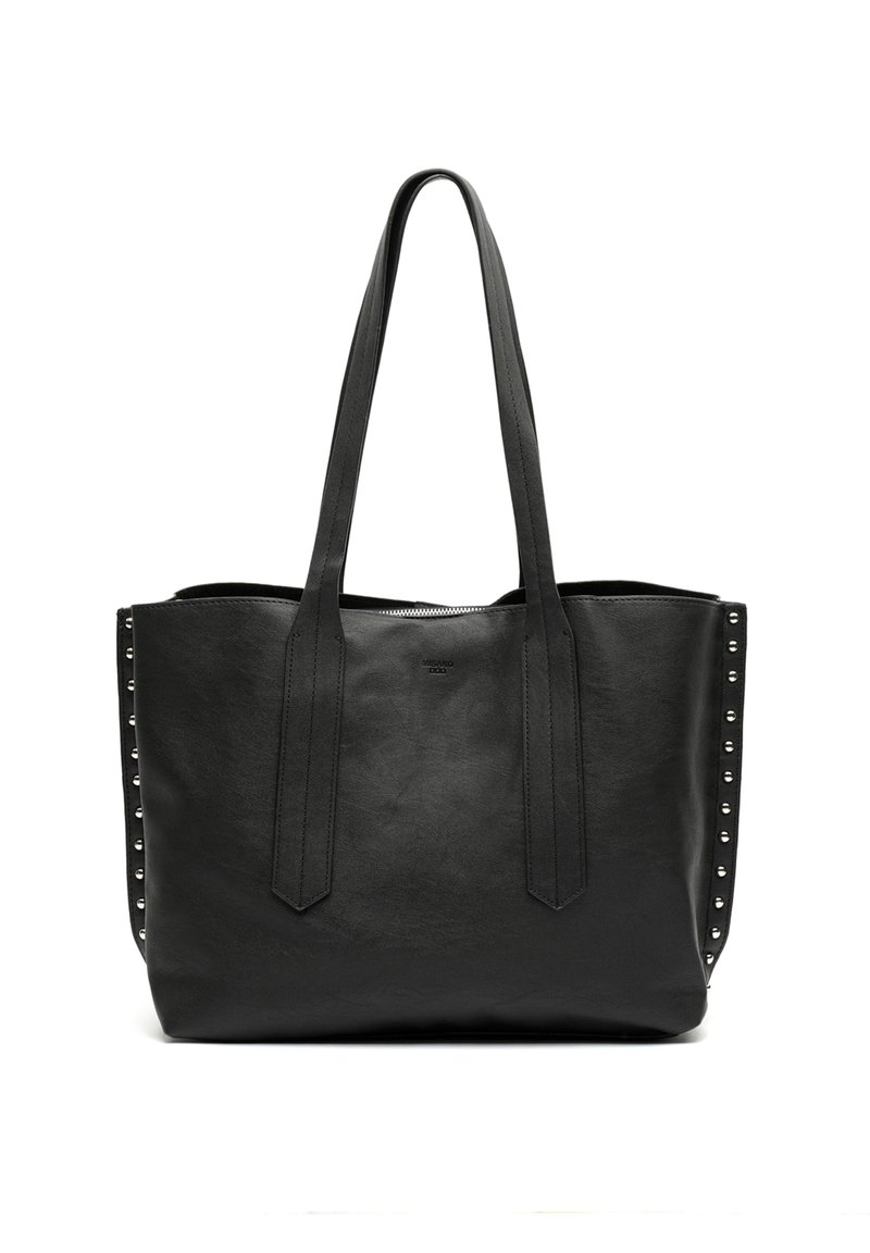 Sac à fourre-tout en cuir noir avec des accents cloutés sur les côtés, doté de deux longues poignées et d'un design spacieux et structuré.
