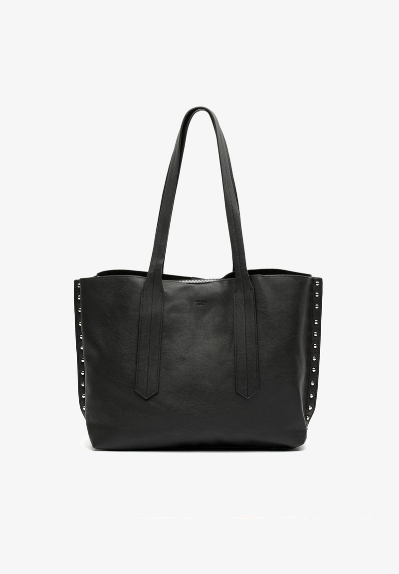 Sac à fourre-tout en cuir noir avec des accents cloutés sur les côtés, doté de deux longues poignées et d'un design spacieux et structuré.