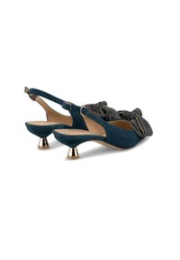 Scarpe slingback in suede blu con un nodo decorativo di perline sulla parte anteriore e un tacco conico accentato in oro.