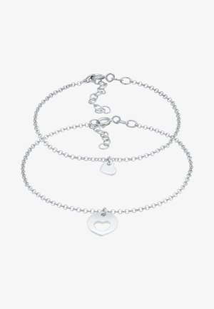 Három ezüst lánc karkötő különböző hosszúságokban, szív alakú medálokkal díszítve. A láncok finom, kapcsolódó dizájnnal rendelkeznek.