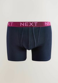 Tengerészkék boxeralsó széles bordó derékkal, amelyen a "NEXT" szó pink színben szerepel. Simább, rugalmas anyagból készült.