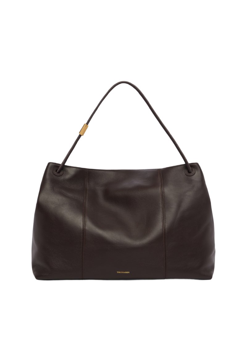 Bolso de cuero marrón con una textura suave, de forma redondeada y un solo asa curvada. Presenta costuras sutiles y un logo dorado.