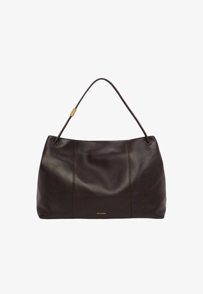 Bolso de cuero marrón con una textura suave, de forma redondeada y un solo asa curvada. Presenta costuras sutiles y un logo dorado.