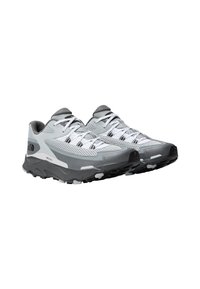 Leichte graue Wanderschuhe mit einem Mesh-Obermaterial, weißen Akzenten und einer robusten Außensohle für guten Halt. Sie besitzen graue Schnürsenkel und einen gepolsterten Kragen.