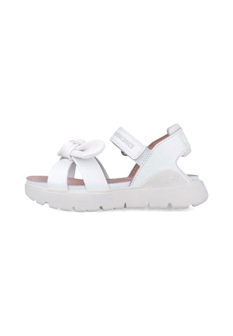Sandalias blancas con un detalle de lazo, múltiples correas y cierre de velcro. La suela es gruesa y texturizada para mayor agarre.