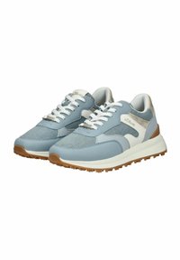 Sneaker azzurro chiaro con un mix di materiali lisci e testurizzati. Presenta lacci bianchi, sole in gomma color caramello e un accento con logo.