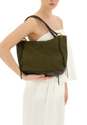 Borsa a tracolla in pelle verde oliva con superficie testurizzata, dettagli intrecciati sulle cinghie e base nera. Presenta un design spazioso e strutturato.