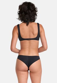 Ensemble de bikini noir avec un design simple, comprenant un décolleté carré, des bretelles larges et un fermoir arrière ajustable ; le bas de bikini taille basse complète le haut.