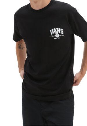 Camiseta negra de algodón, con un logo blanco en el pecho que presenta un diseño de dados y el texto "STEADY ROLLIN' SINCE 1966". Mangas cortas.