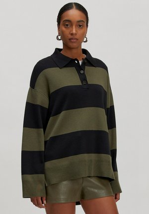 Groene en zwarte gestreepte oversized gebreide polo met een kraag en een drieknoopsluiting. Zachte textuur en lange mouwen.