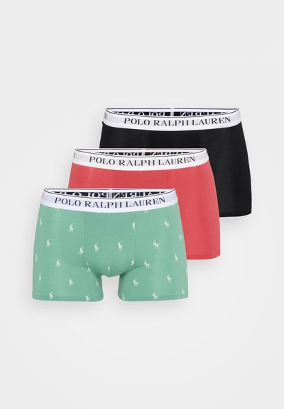 Tri par boxerjev v zeleni barvi z majhnim vzorcem belega logotipa, koralni in črni. Vsak ima bel pas z logotipom "POLO RALPH LAUREN".