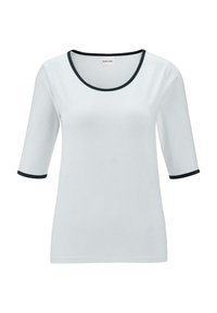 Wit T-shirt met driekwartmouwen, zwarte rand rond de halslijn en manchetten, gemaakt van zachte, rekbare stof.