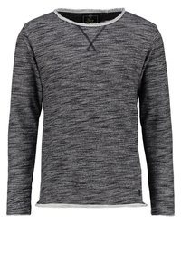 Sudadera de manga larga gris oscuro con un tejido texturizado, que presenta un cuello de canalé en contraste y un dobladillo ligeramente desgastado.
