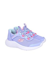 Zapatillas deportivas moradas con parte superior de malla, cordones elásticos en rosa y azul, suela acolchada y mediado texturizado blanco.