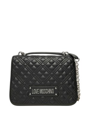 Borsa in pelle nera trapuntata con tracolla a catena argentata e targhetta metallica con logo "LOVE MOSCHINO" sul davanti.