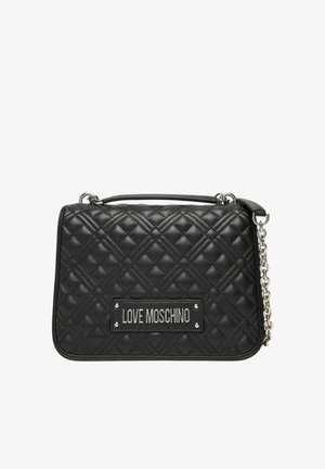 Borsa in pelle nera trapuntata con tracolla a catena argentata e targhetta metallica con logo "LOVE MOSCHINO" sul davanti.