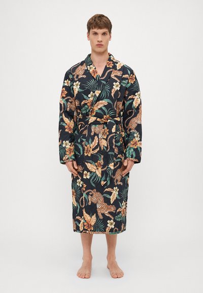 Peignoir floral et imprimé léopard en bleu marine foncé avec des manches longues, une ceinture à la taille et des motifs de feuilles ; tissu doux avec une texture lisse.