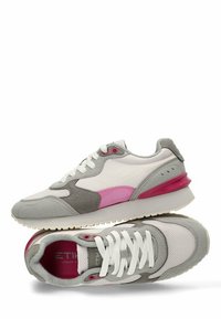 Zapatillas deportivas con parte superior de malla blanca, acentos de gamuza gris y detalles en rosa. Suela de goma gruesa con un patrón de banda de rodadura texturizado.