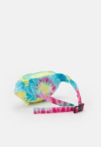 Saszetka typu fanny pack w technice tie-dye z regulowanym paskiem i plastikowym zapięciem, w kolorach niebieskim, żółtym, różowym i zielonym na białym tle.