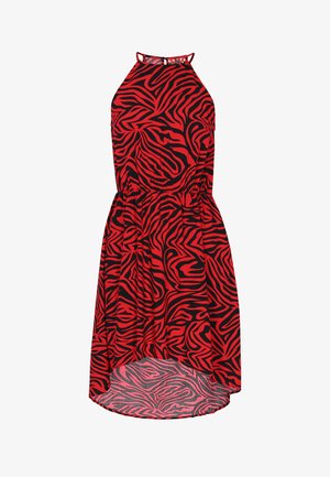 Piros és fekete zebramintás ruha, nyakpántos kivitelben, rugalmas derékkal és aszimmetrikus szegéllyel. Könnyű anyagból készült. Nincs további részlet.